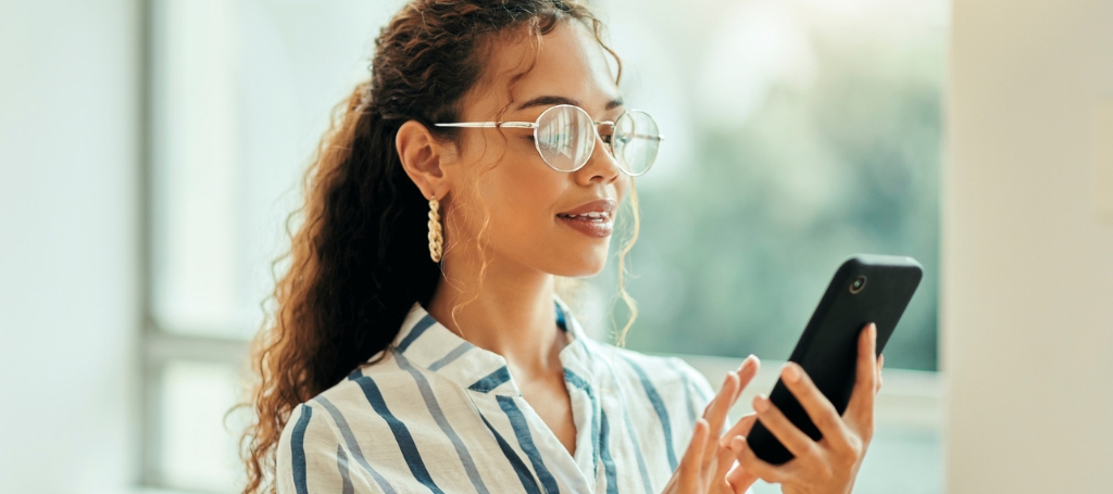 woman using phone to prep her social media 